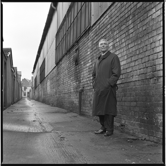 Jimmy Nesbitt, l'implacabile detective della RUC che nella sua carriera ha dato la caccia ad alcuni tra i più malvagi assassini dei Troubles, fotografato da Bobbie Hanvey in un vicolo cupo vicino alla stazione di polizia di Tennent Street dove i macellai Shankill scaricaricano alcune delle loro vittime